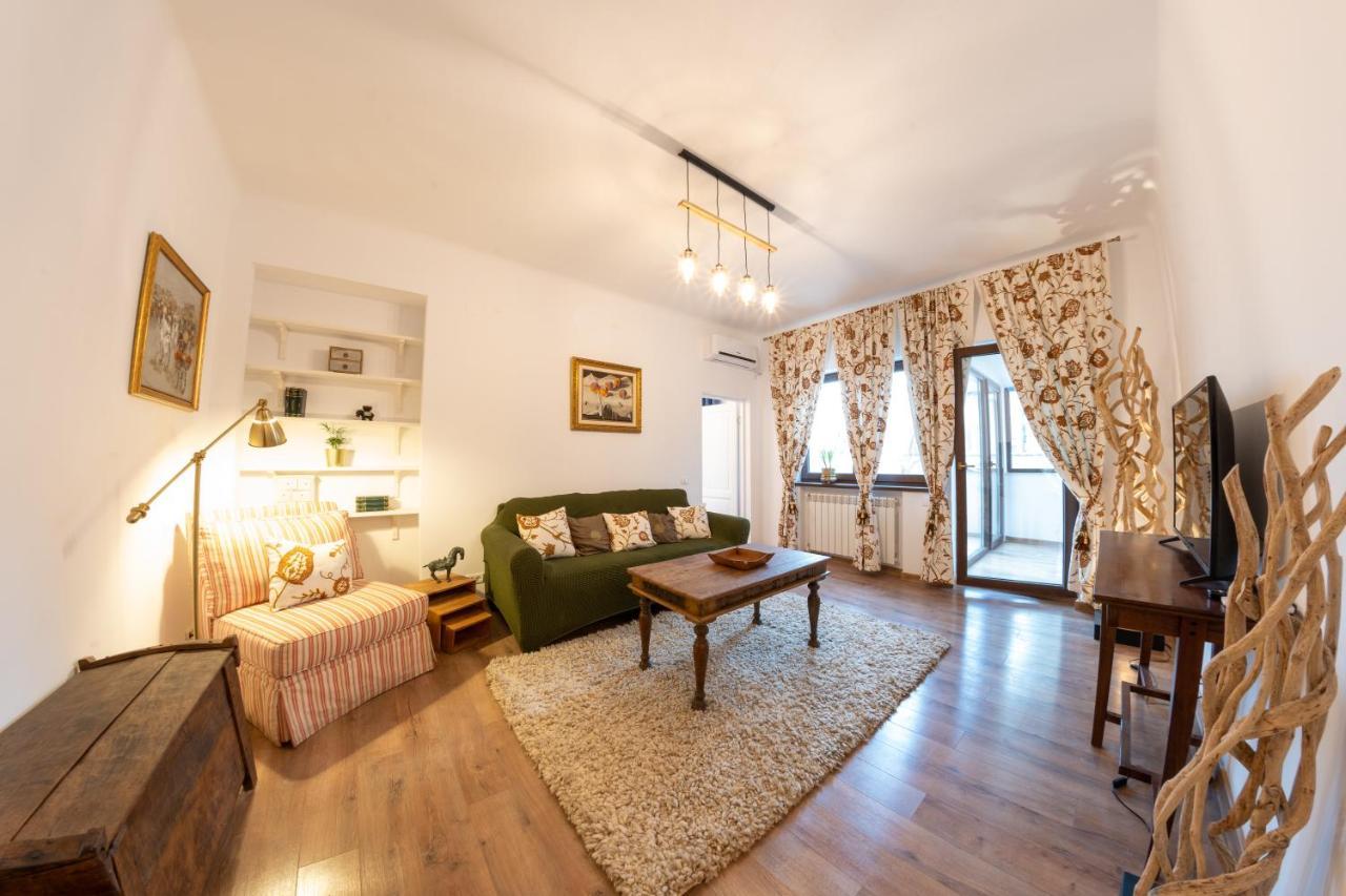Theatre Rooftop Apartment With Patio Bükreş Dış mekan fotoğraf
