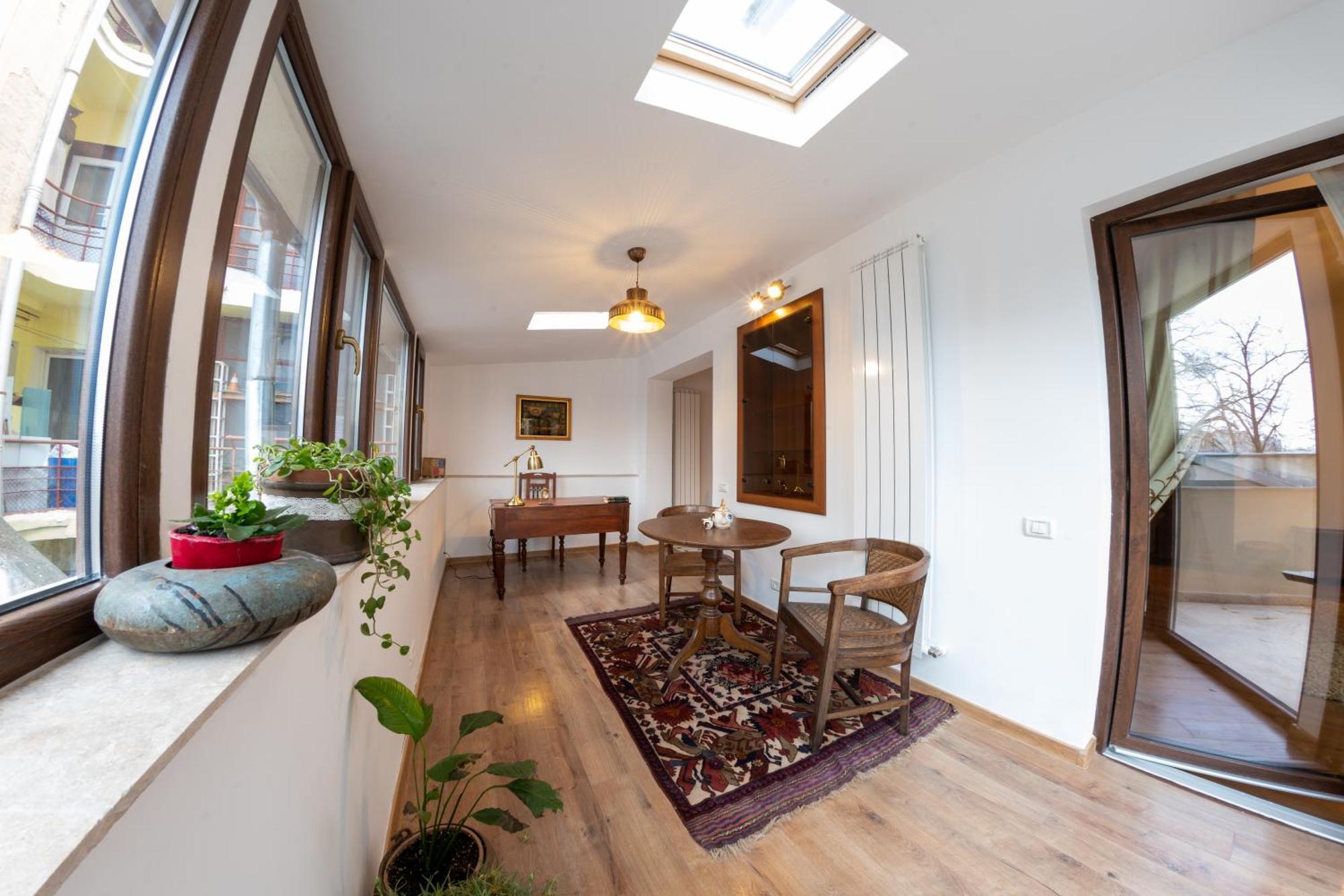 Theatre Rooftop Apartment With Patio Bükreş Dış mekan fotoğraf